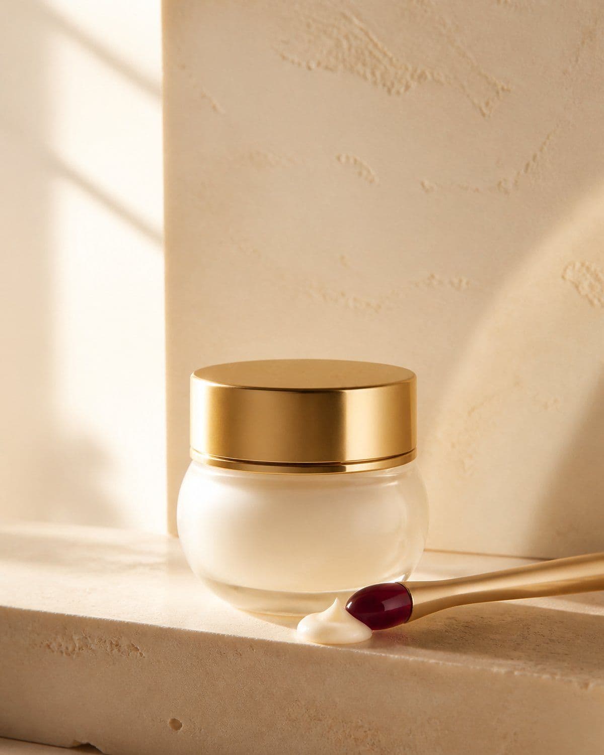 Lumière Réveil Eye Cream jar